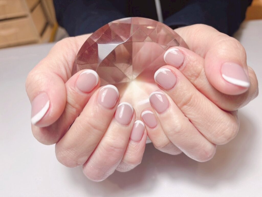 白のフレンチネイル